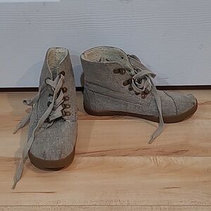 Toms women's size 6 (I believe) lined short boots